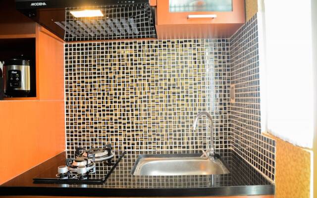 Parquette Studio Green Lake Apartment near Ciputat By Travelio