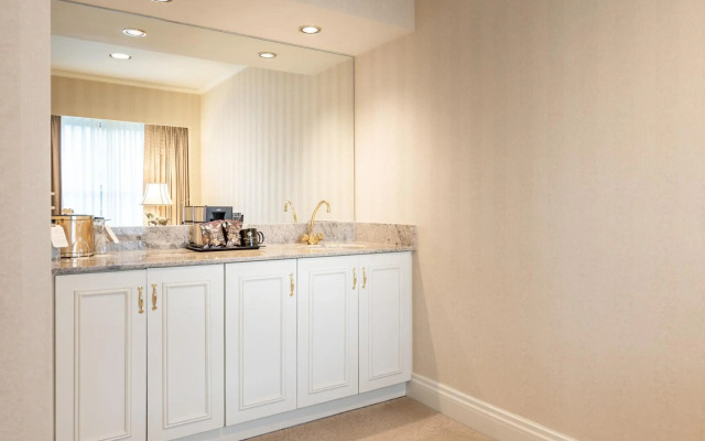 Mayflower Park Hotel
