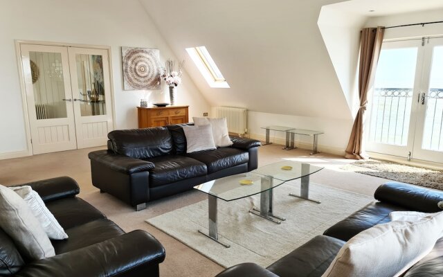 Harbour High - Luxury Beach Penthouse - Sleeps 6