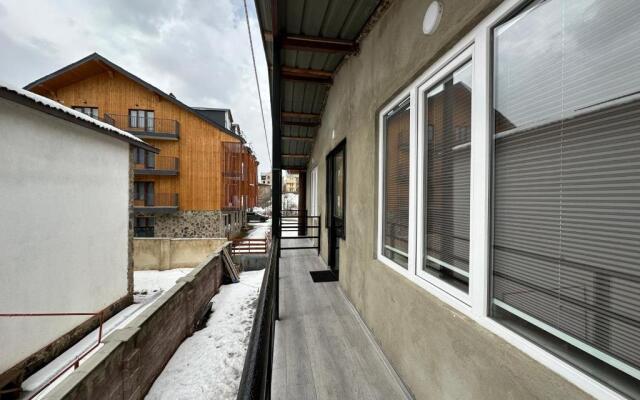 5 Bedrooms House