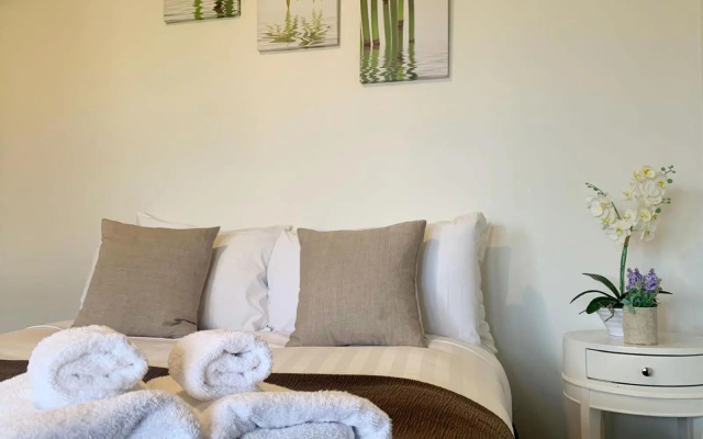 4 bedroom home, unlimited wifi, fantastic lake views with private balcony – Guest Rooms – Queenstown