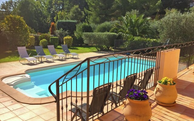 Comfortable Holiday Home in Flayosc With Private Garden