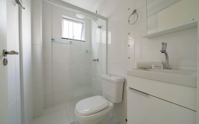 Apto 2Q c/ churrasq. no centro - Bombinhas CAA103