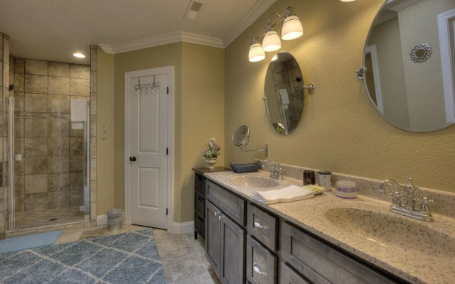 Running Bear #3375 3 Bedroom Cabin