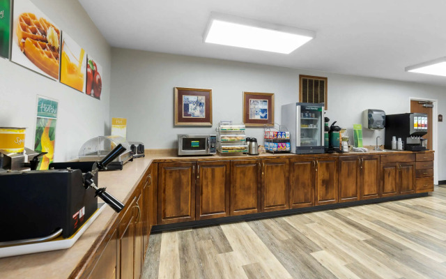 Quality Inn & Suites Fort Madison near Hwy 61