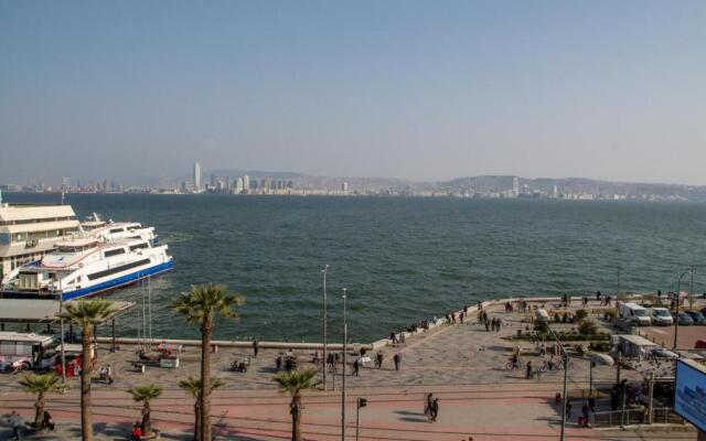 Spacious Flat With Sea View In Zmir Karsiyaka