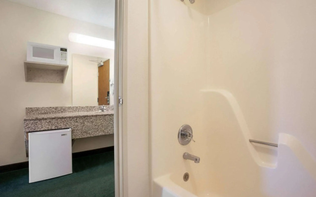 Travelodge by Wyndham Morrill