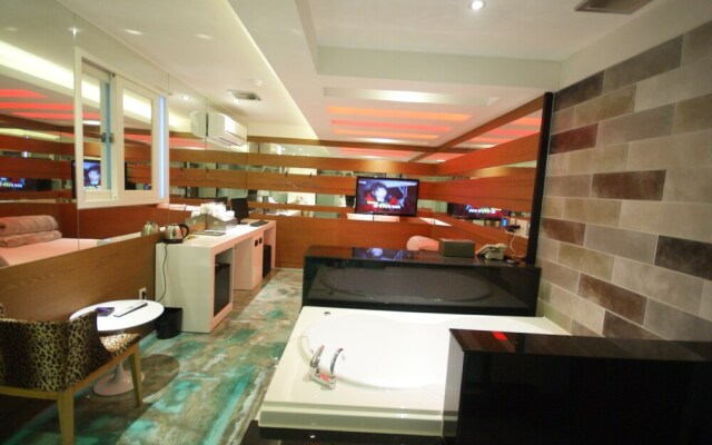 Lazzi Hotel