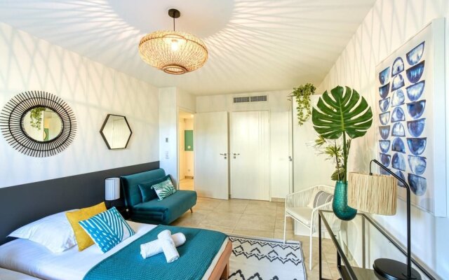 Nice Apartment With Private Garden, Pool & Parking