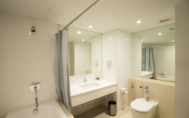 New Season Square Hotel