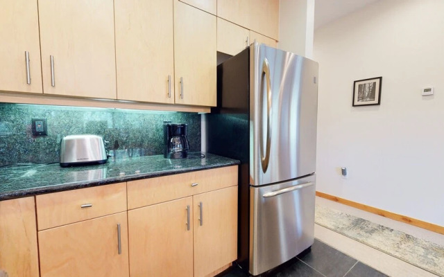 Solstice 18 Beautiful and Modern, Private Washer Dryer, Close to Eagle Lodge by RedAwning