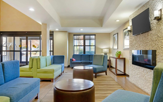 Comfort Suites Hanes Mall