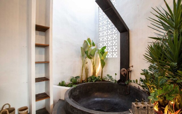 Tropical Private Villa 3 BR Canggu w/Staff