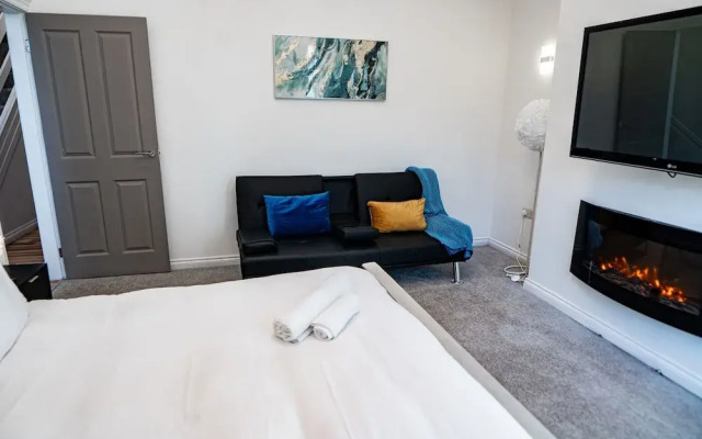 Manchester - 4 Beds - Sleeps 7 - Street Parking