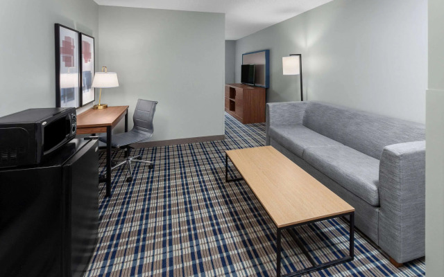 AmericInn by Wyndham Eagle River Downtown