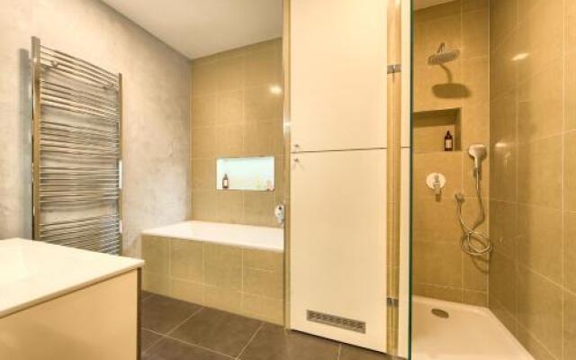 Spacious And Bright Apartment Dusni 13