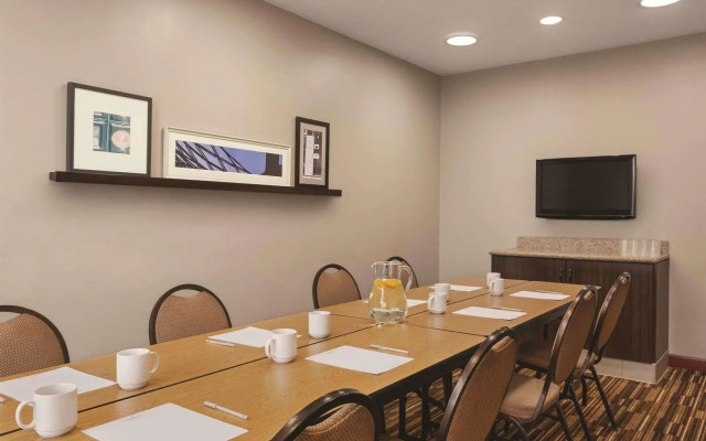 Country Inn & Suites by Radisson, Willmar, MN