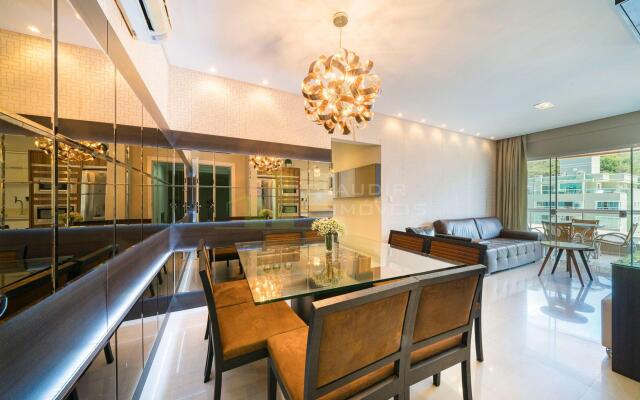 303M - Luxuoso apartamento poucos metros do mar em Bombas