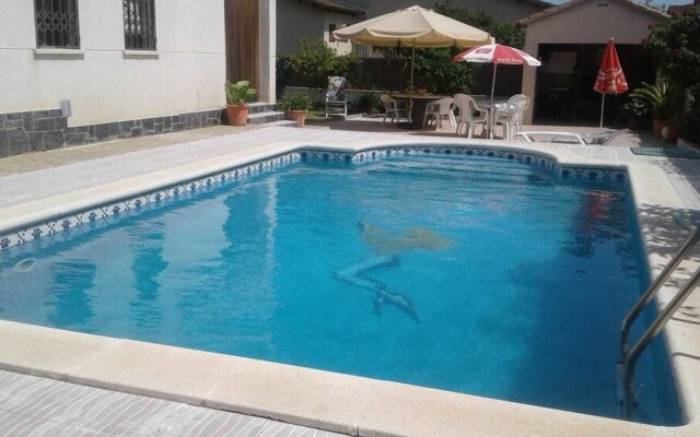 Villa con jardín piscina y cerca playa