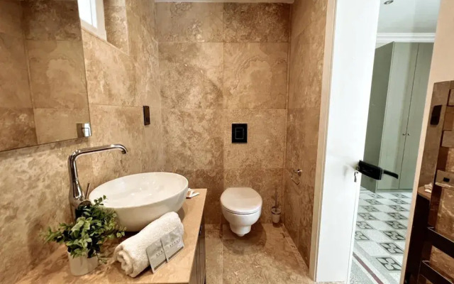 Local Gem Spacious 2BR 2BA Duplex Apartment