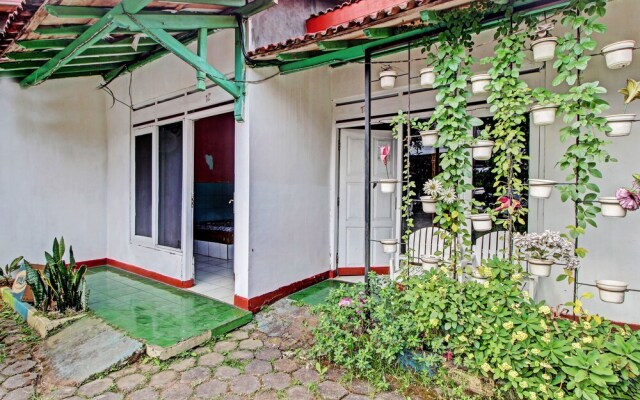 SPOT ON 92791 4 Saudara Hotel
