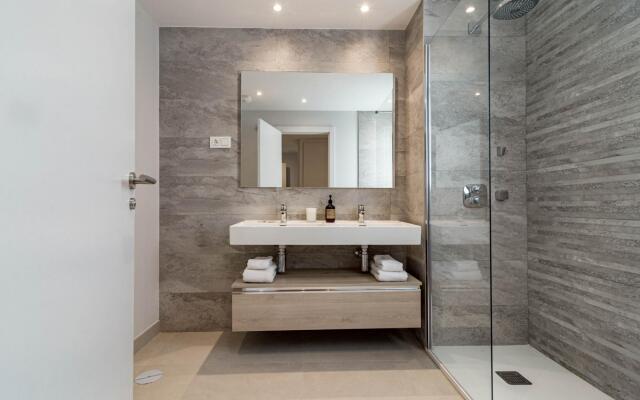 LME9F1- Penthouse, amazing views, families only