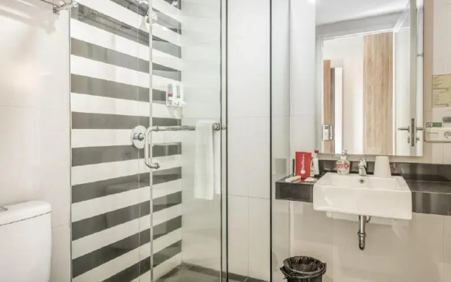 RedDoorz Syariah near Terminal 1 Juanda Airport