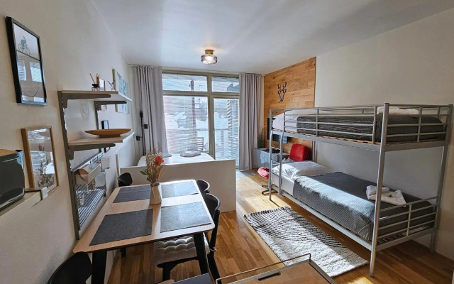 Enjoy Harrachov - Atraktivní slunné studio Čertovka v centru Harrachova s parkováním, Wifi, herní konzolí, Netflix, jedinečným výhledem na Čertovu horu a areál skokanských můstků se sjezdovkou - Hotel in Harrachov - Photo 2