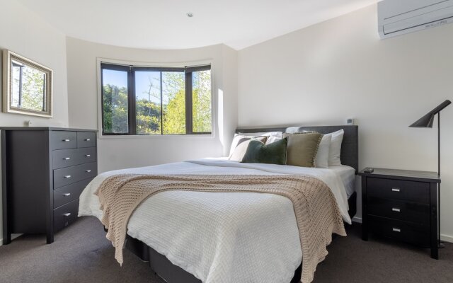 High-end 3BR House - Skytower View