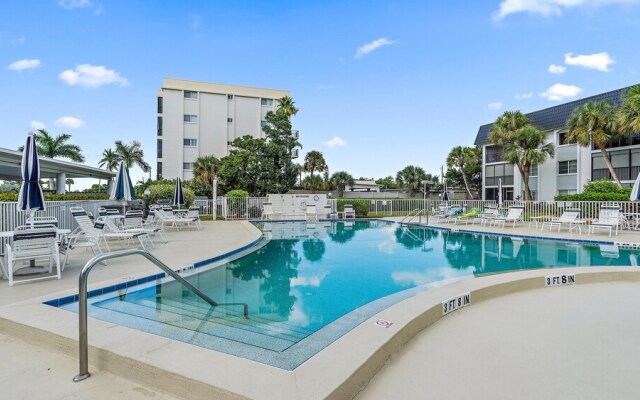 Beach Way Getaway 2 Bedroom Condo by RedAwning