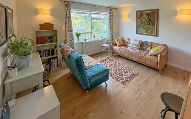 Stroud's Golden Valley 2-bedroom Apartment Retreat