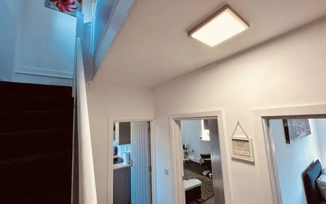 4 Bedroom House, 2 Bathroom-derby-close To Rolls Royce