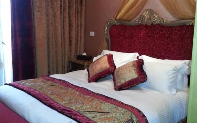 Q Hotel