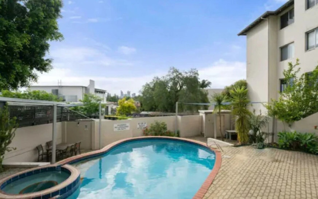 Bright 2 Bedroom Apartment Near Optus Stadium