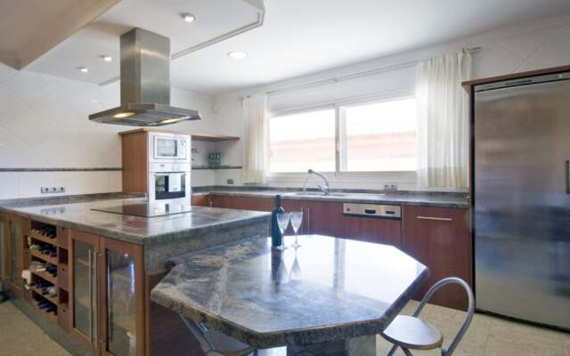 Villa - 4 Bedrooms with Pool, WiFi and Sea views - 104966