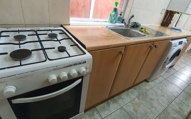 Room in Guest Room - Nice Large Room in Coventry