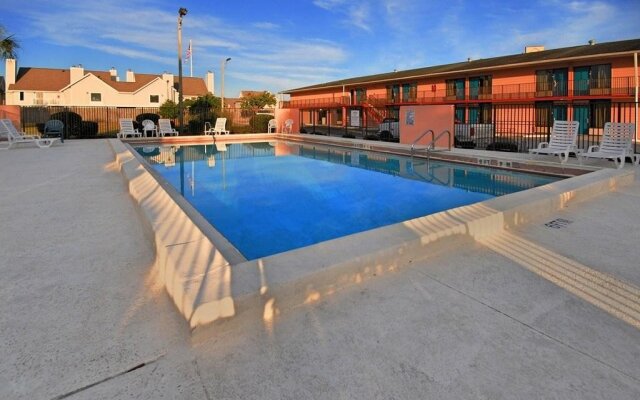 Super 6 Inn & Suites