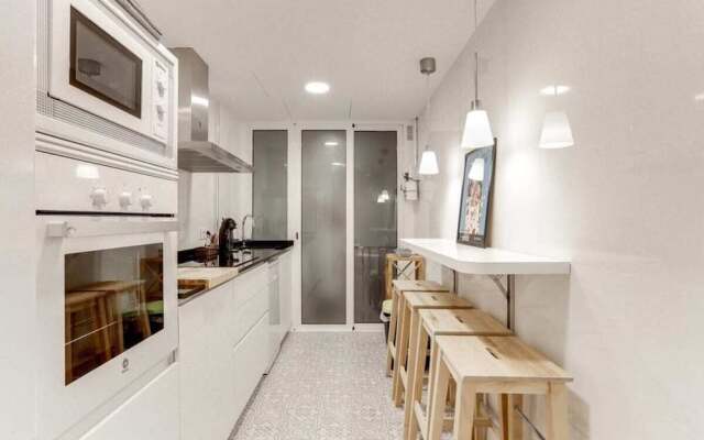 Stylish 4 bed Apt in the Center