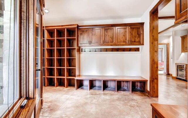 Cawha Outlook Chalet by RedAwning