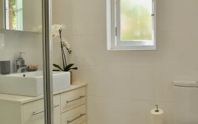 2 Bedroom Home in Kirribilli With a Great View