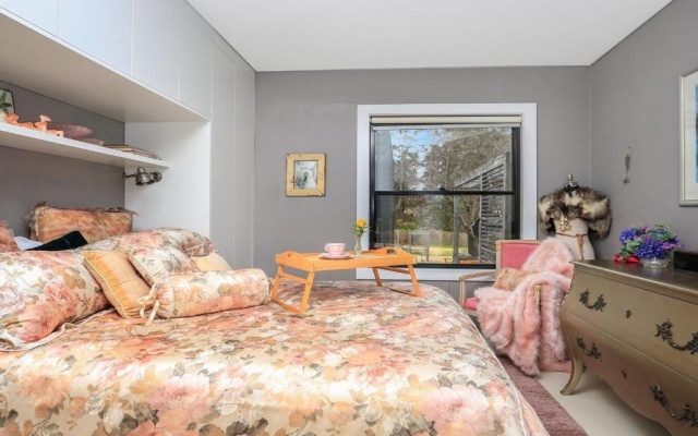 Lovett - quirky, stylish with a bush backdrop – Guest Rooms – Mittagong