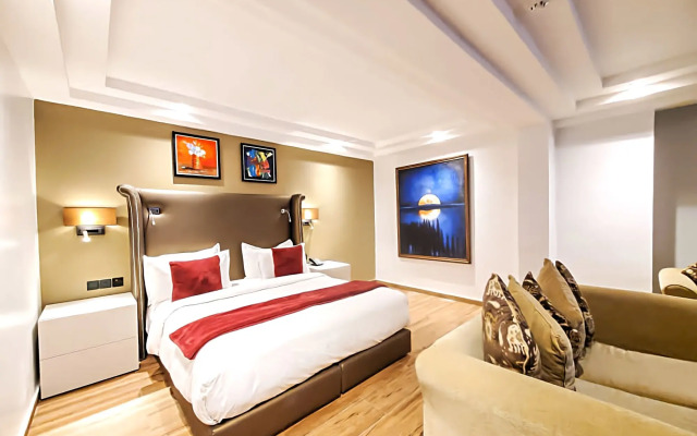 Victoria Crown Plaza Hotel