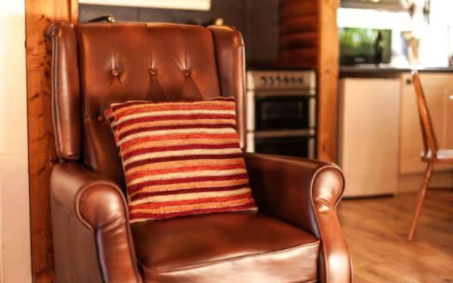 Cozy Mountain 2 Bed Log Cabin