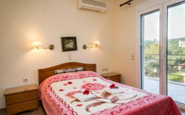 Seaview flat in an olive grove by the beach