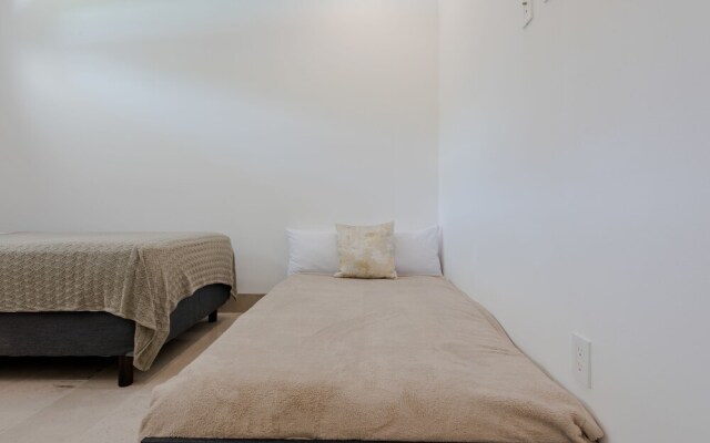 2 Bedroom Apartment Near the Beach