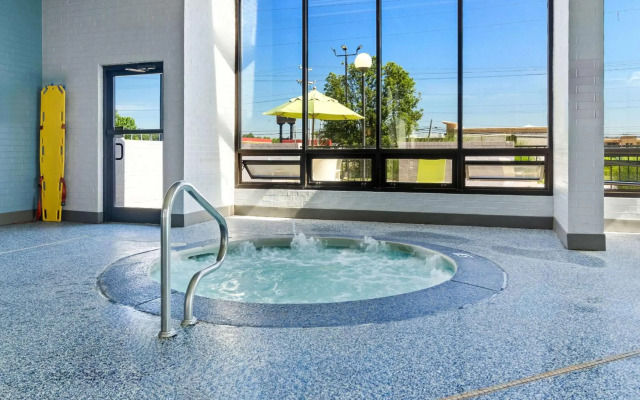 Comfort Inn & Suites Evansville Airport