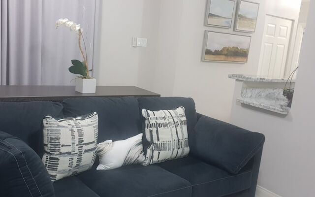 5 Star Fresh And Clean Condo In New Kingston