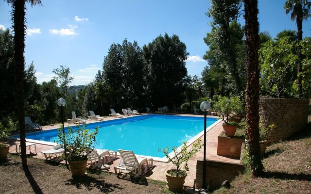 Elegante Appartamento in Villa con Piscina