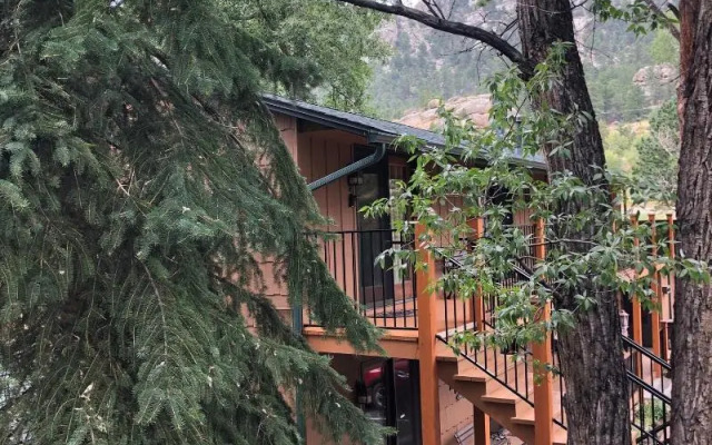 4 Seasons Inn on Fall River