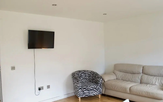 Modern 2 Bedroom Apartment With Parking